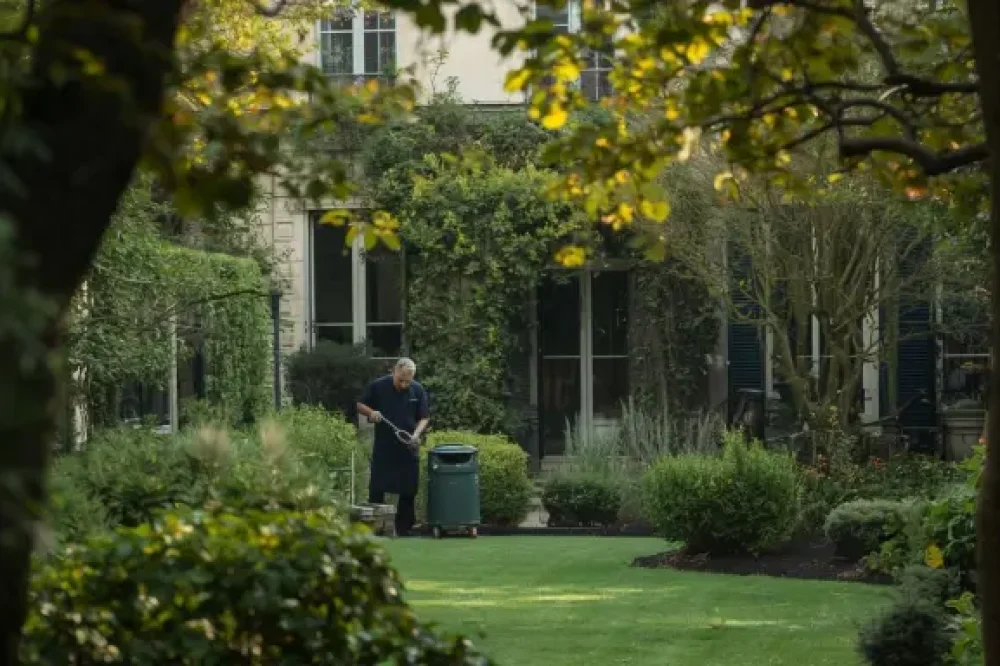 Qui entretient les plus beaux jardins à Paris ?